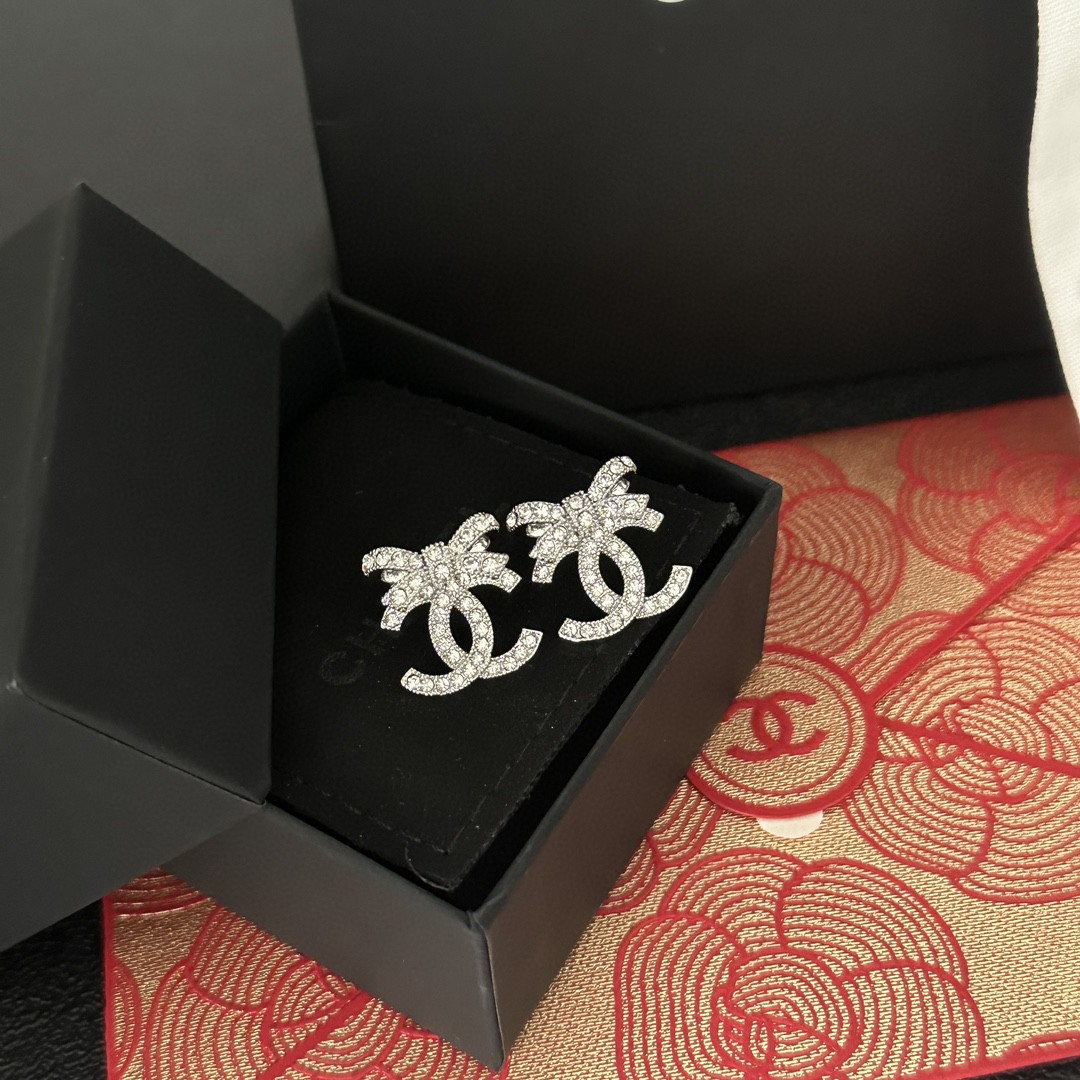 Chanel 卖疯了太 了 【香小蝴蝶结双c耳钉】Z 3800