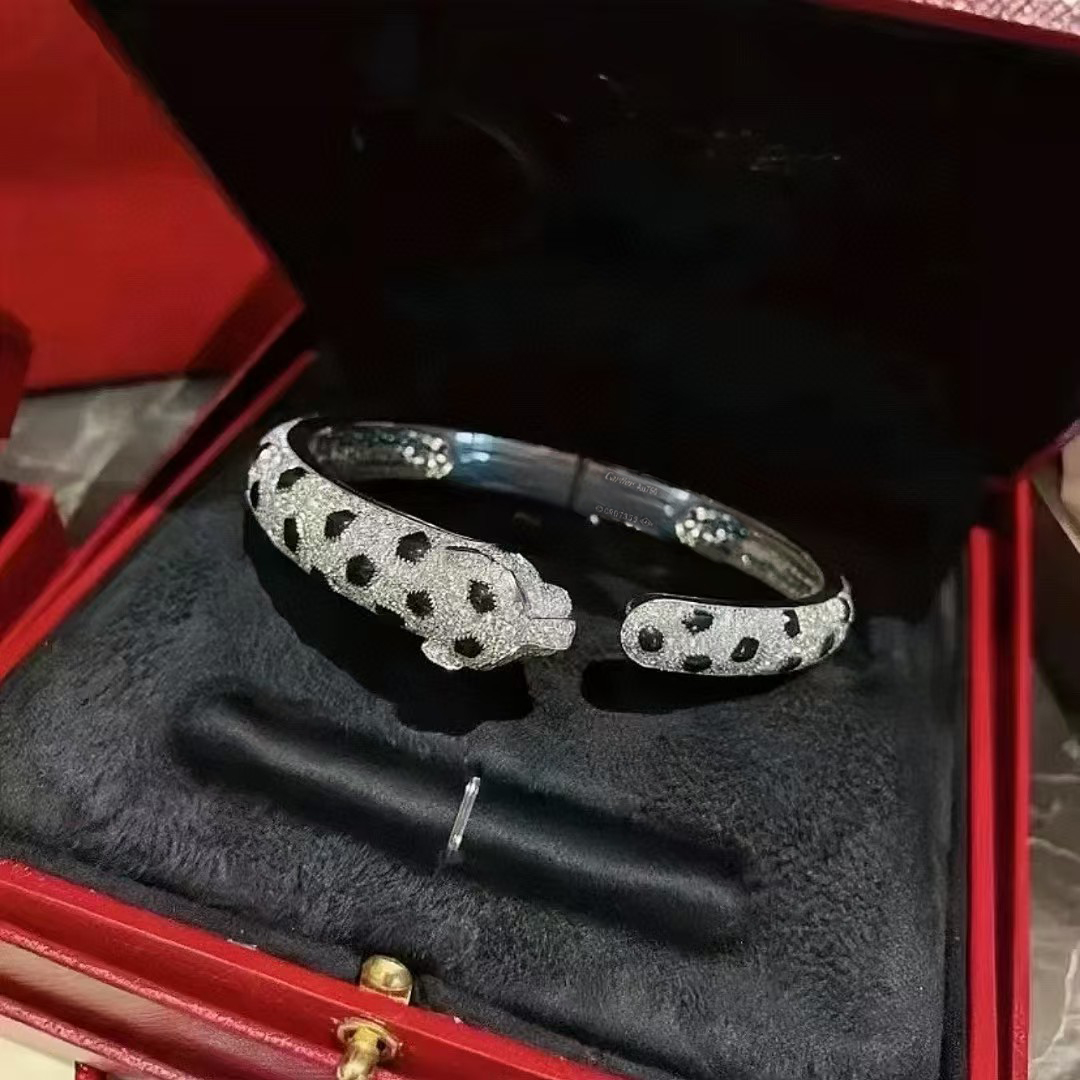 Craftsman’s Unique “Fur Setting” Jewels: Metal Claws Create Intricate Designs. - 图片 3