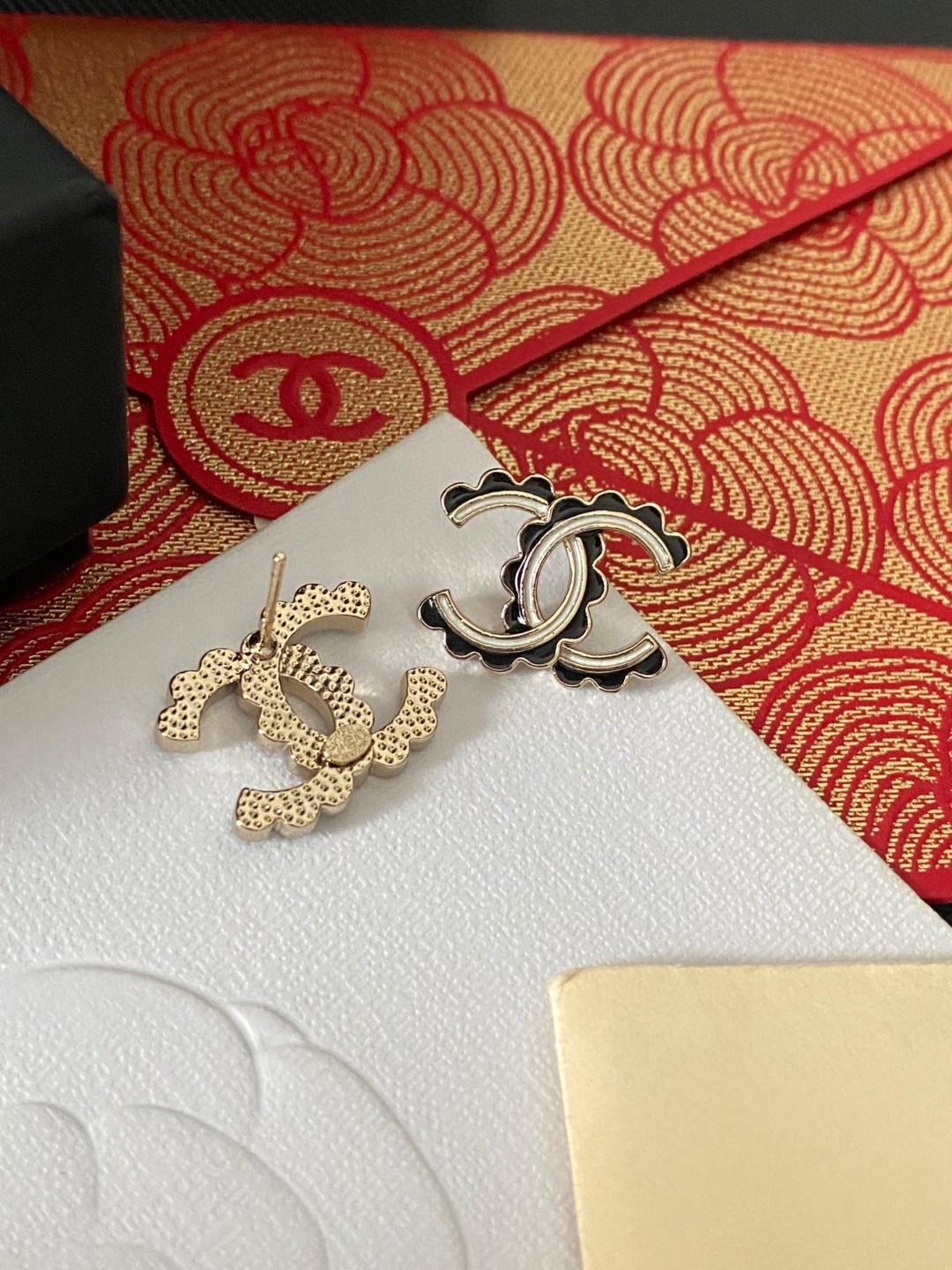 Chanel 本季必入 25B新款耳钉【Chanel双C精雕黑白花边字母耳钉】 火到炸裂 美到窒息
