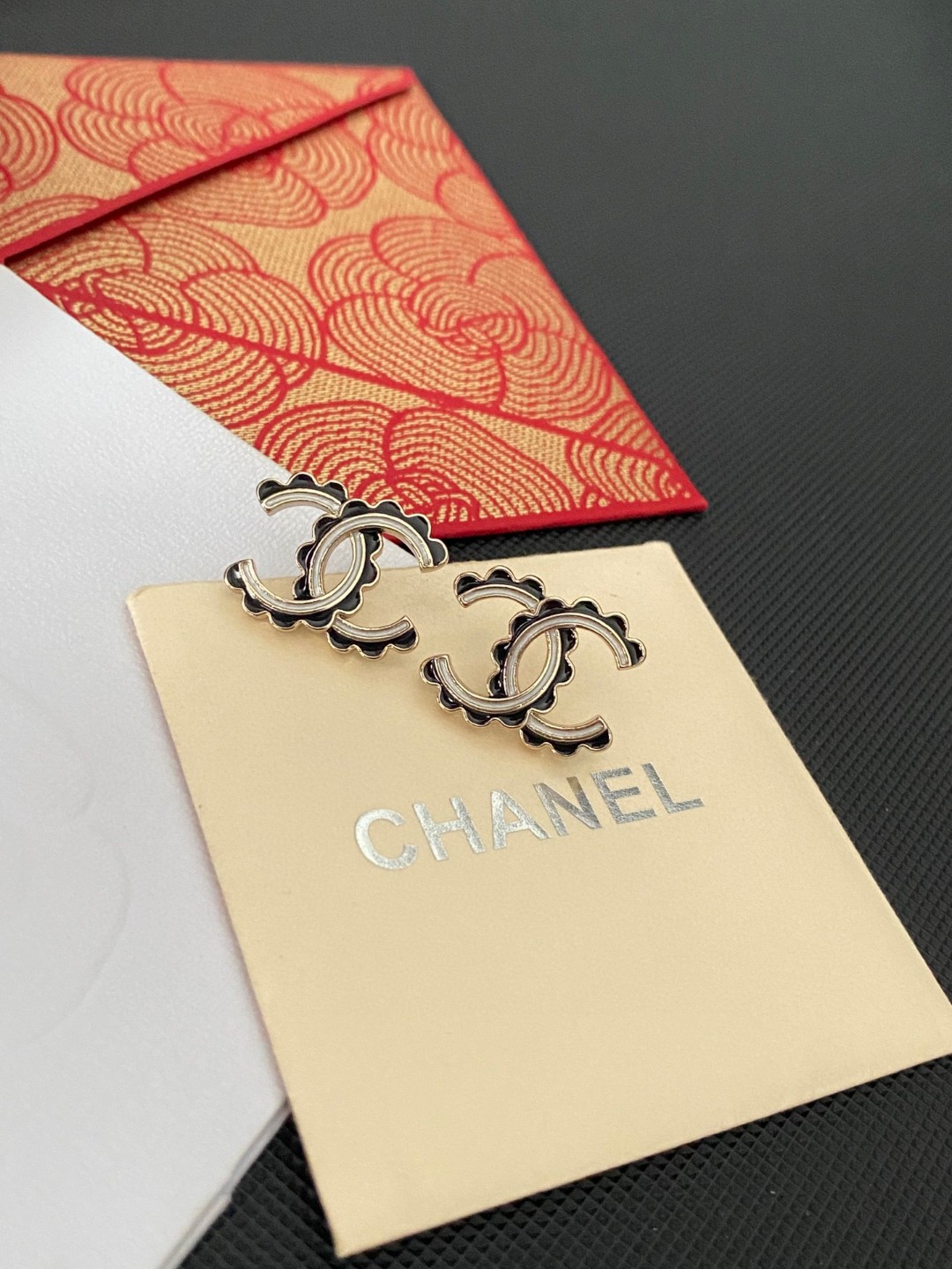 Chanel 本季必入 25B新款耳钉【Chanel双C精雕黑白花边字母耳钉】 火到炸裂 美到窒息