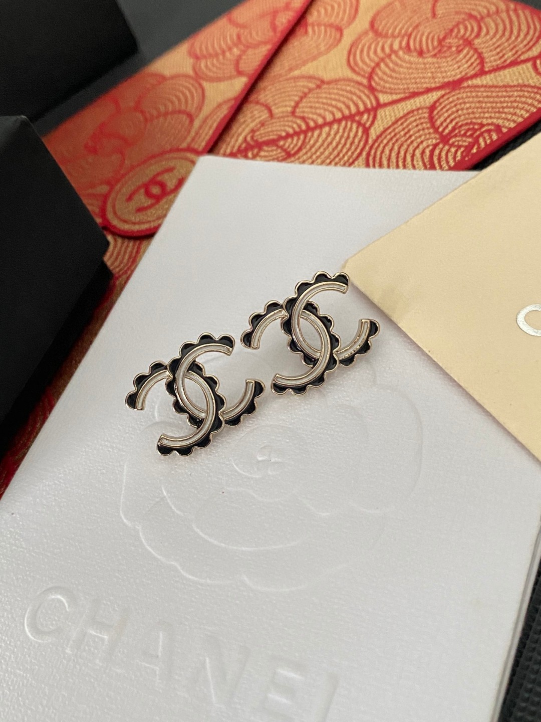 Chanel 本季必入 25B新款耳钉【Chanel双C精雕黑白花边字母耳钉】 火到炸裂 美到窒息
