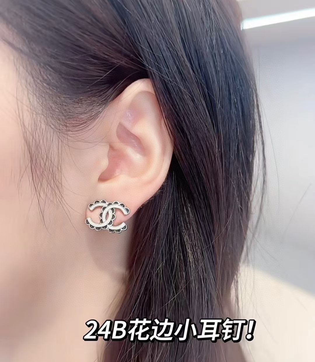 Chanel 本季必入 25B新款耳钉【Chanel双C精雕黑白花边字母耳钉】 火到炸裂 美到窒息