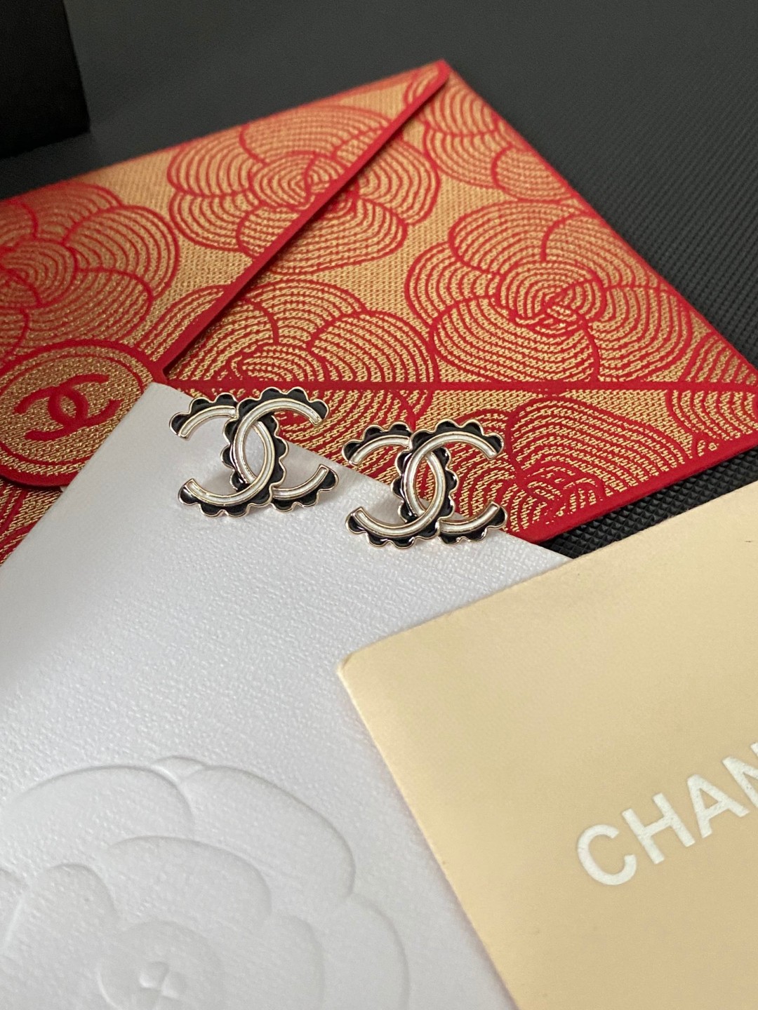Chanel 本季必入 25B新款耳钉【Chanel双C精雕黑白花边字母耳钉】 火到炸裂 美到窒息