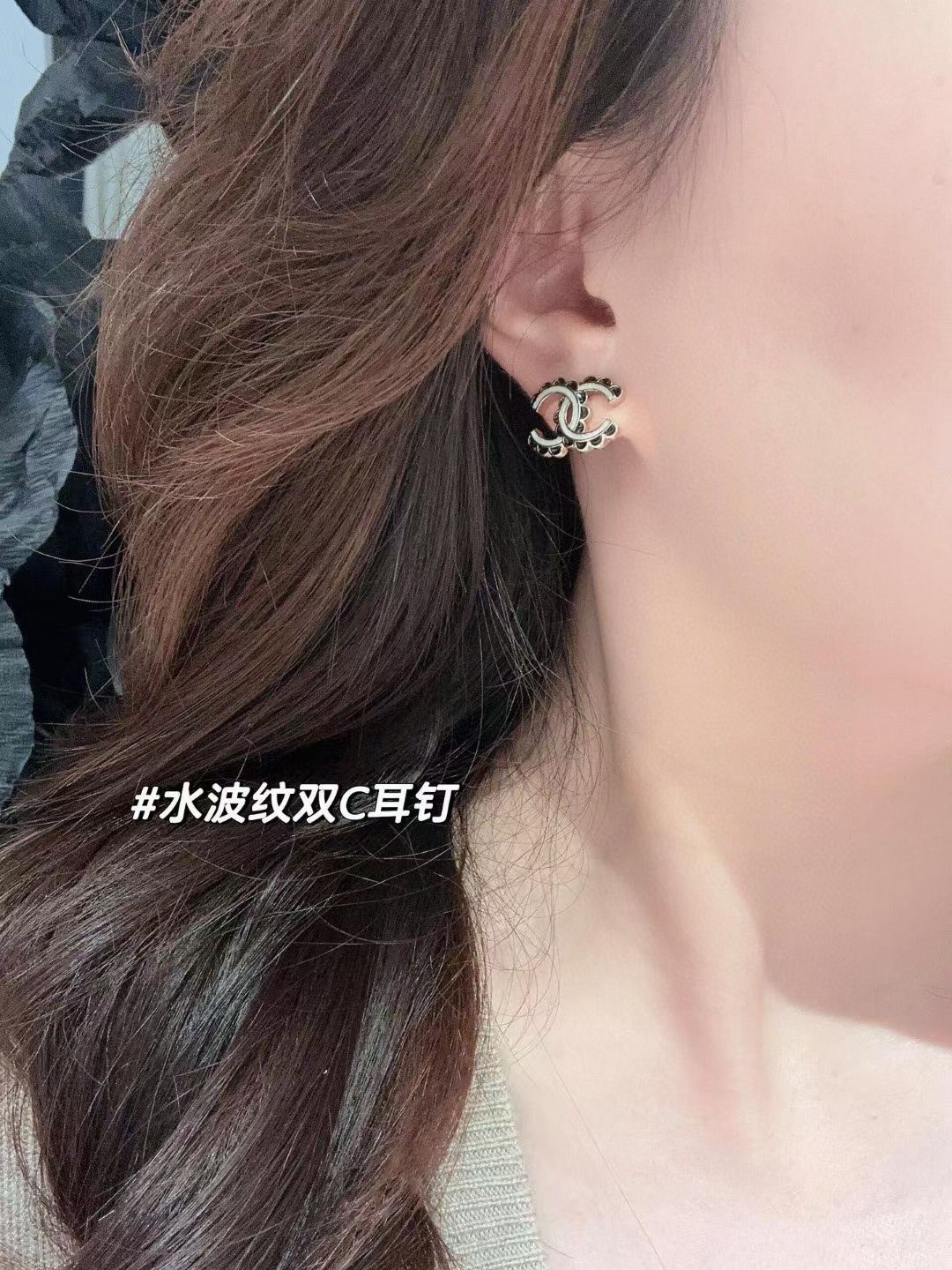 Chanel 本季必入 25B新款耳钉【Chanel双C精雕黑白花边字母耳钉】 火到炸裂 美到窒息