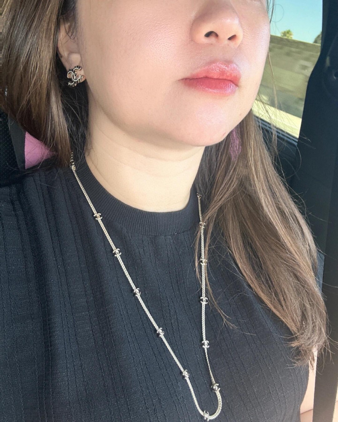 Chanel 本季必入 25B新款耳钉【Chanel双C精雕黑白花边字母耳钉】 火到炸裂 美到窒息