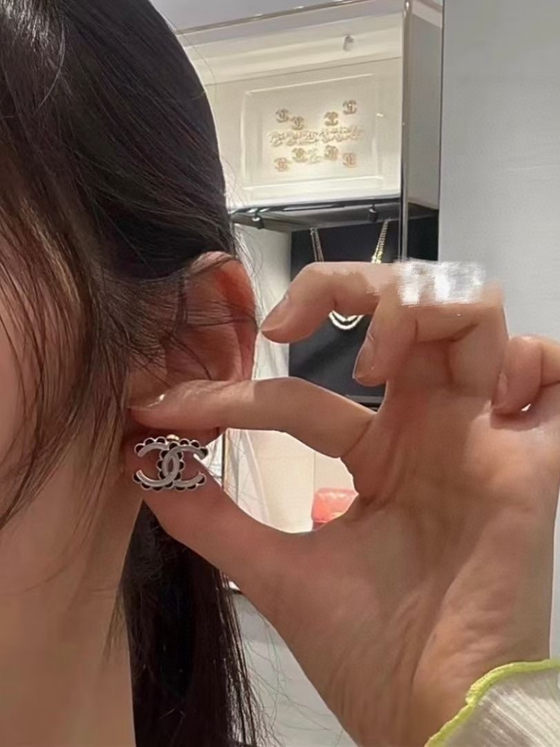 Chanel 本季必入 25B新款耳钉【Chanel双C精雕黑白花边字母耳钉】 火到炸裂 美到窒息