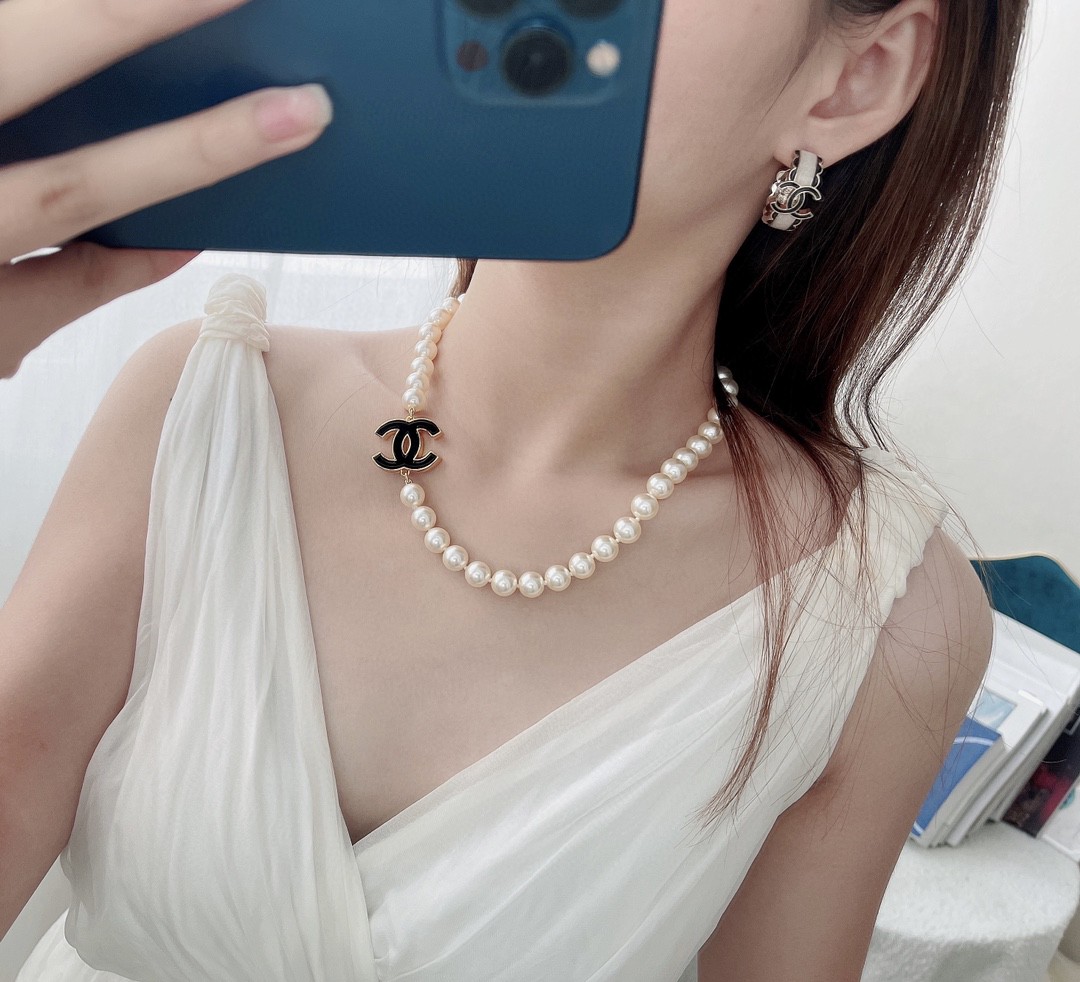 💘CHANEL新款24b精雕花边圆环耳环👍以白色琉璃搭配圆形耳圈图案，周边黑色琉璃点缀花朵纹路。复古又显