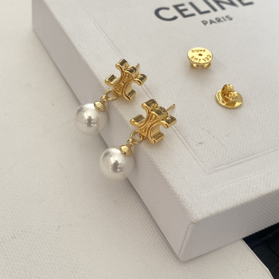 Celine Celine塞林手工精雕字母珍珠耳钉 又简约 又很有创意的设计 手工精雕纹理光质感 字印 非常仙