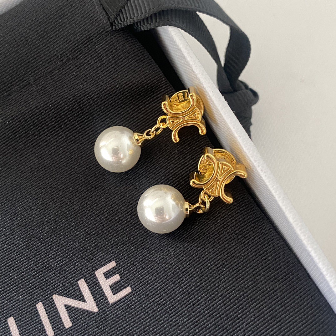 Celine Celine塞林手工精雕字母珍珠耳钉 又简约 又很有创意的设计 手工精雕纹理光质感 字印 非常仙