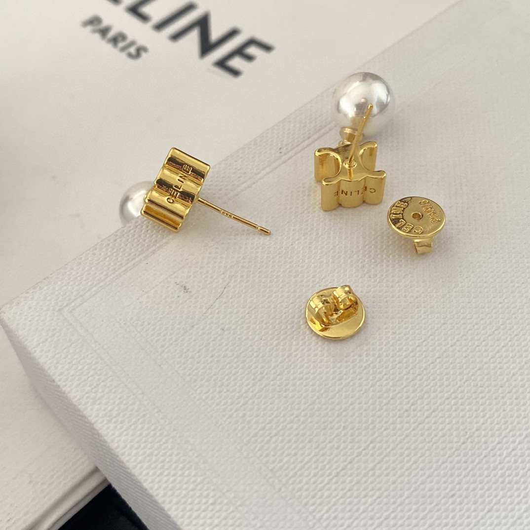 Celine Celine塞林手工精雕字母珍珠耳钉 又简约 又很有创意的设计 手工精雕纹理光质感 字印 非常仙