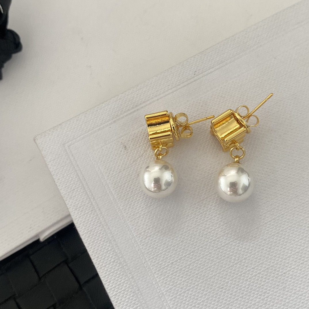 Celine Celine塞林手工精雕字母珍珠耳钉 又简约 又很有创意的设计 手工精雕纹理光质感 字印 非常仙