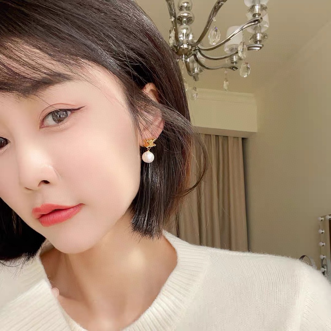 Celine Celine塞林手工精雕字母珍珠耳钉 又简约 又很有创意的设计 手工精雕纹理光质感 字印 非常仙