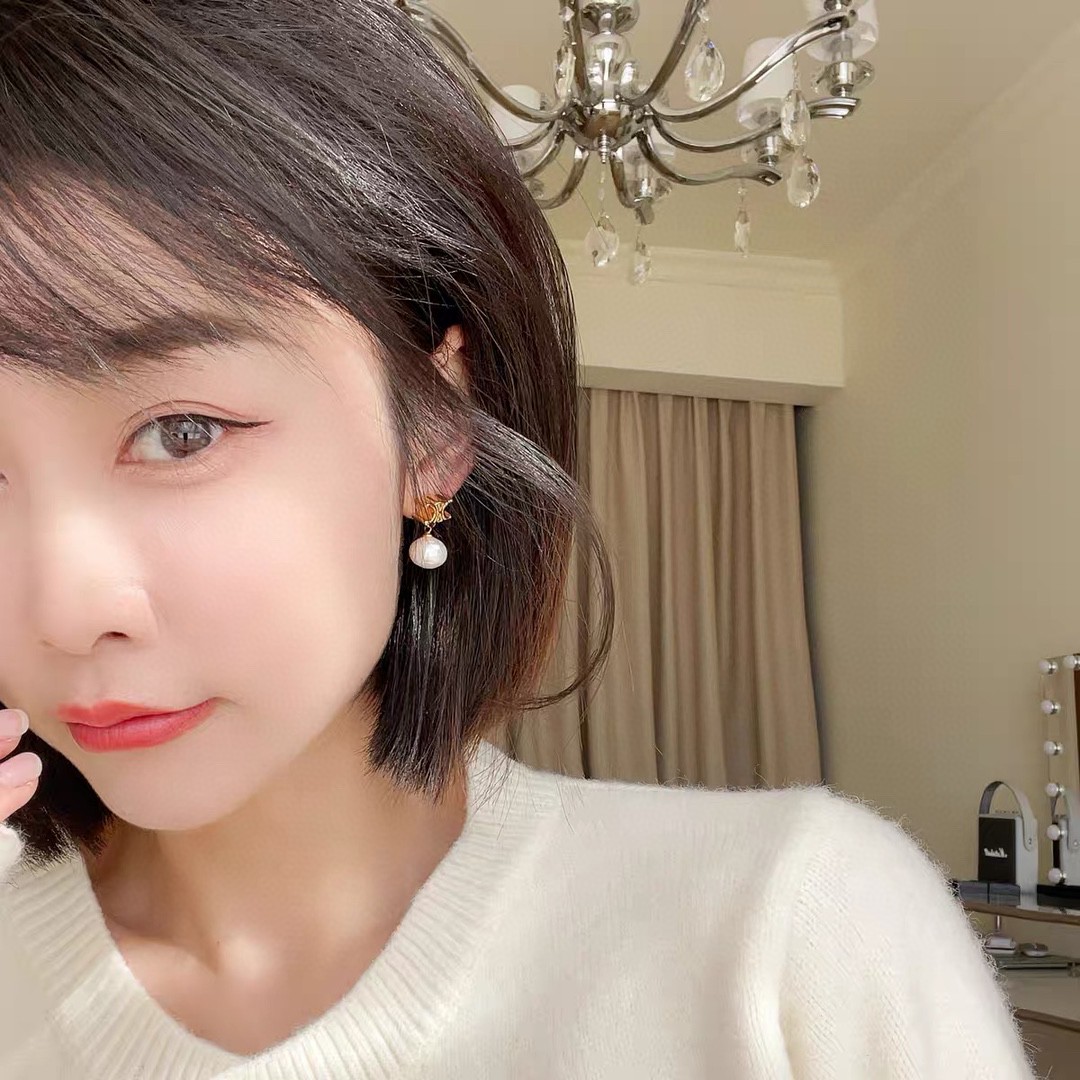 Celine Celine塞林手工精雕字母珍珠耳钉 又简约 又很有创意的设计 手工精雕纹理光质感 字印 非常仙
