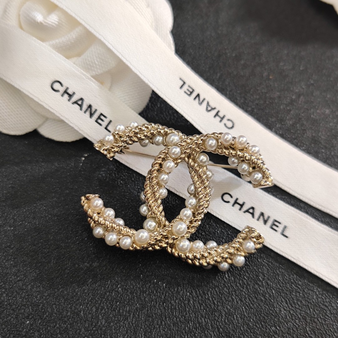 Chanel CHANEL 新款同步上新香奈儿纽绳珍珠胸针 是最懂女人的饰物 那些倾注了全部心血去做自己的女人