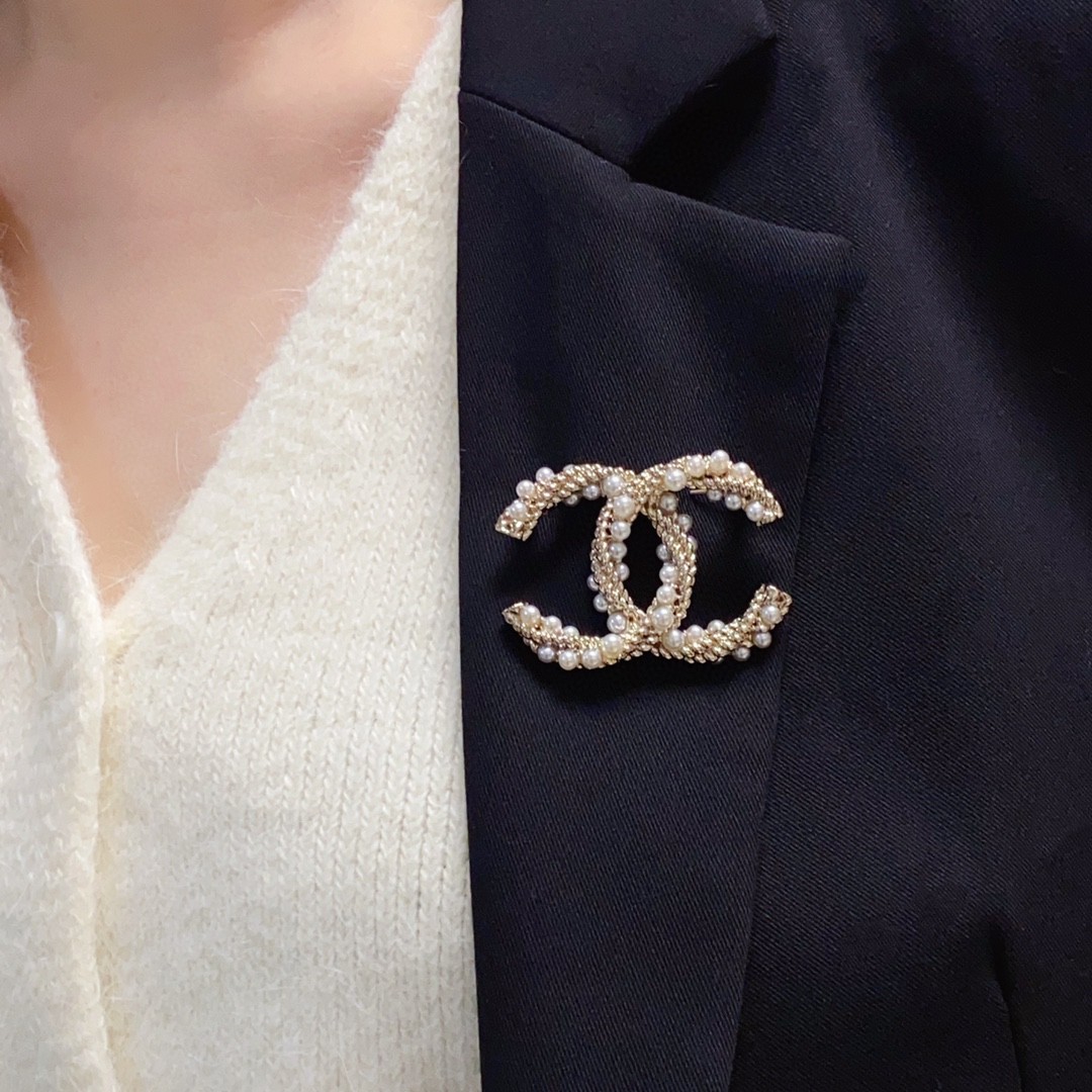 Chanel CHANEL 新款同步上新香奈儿纽绳珍珠胸针 是最懂女人的饰物 那些倾注了全部心血去做自己的女人
