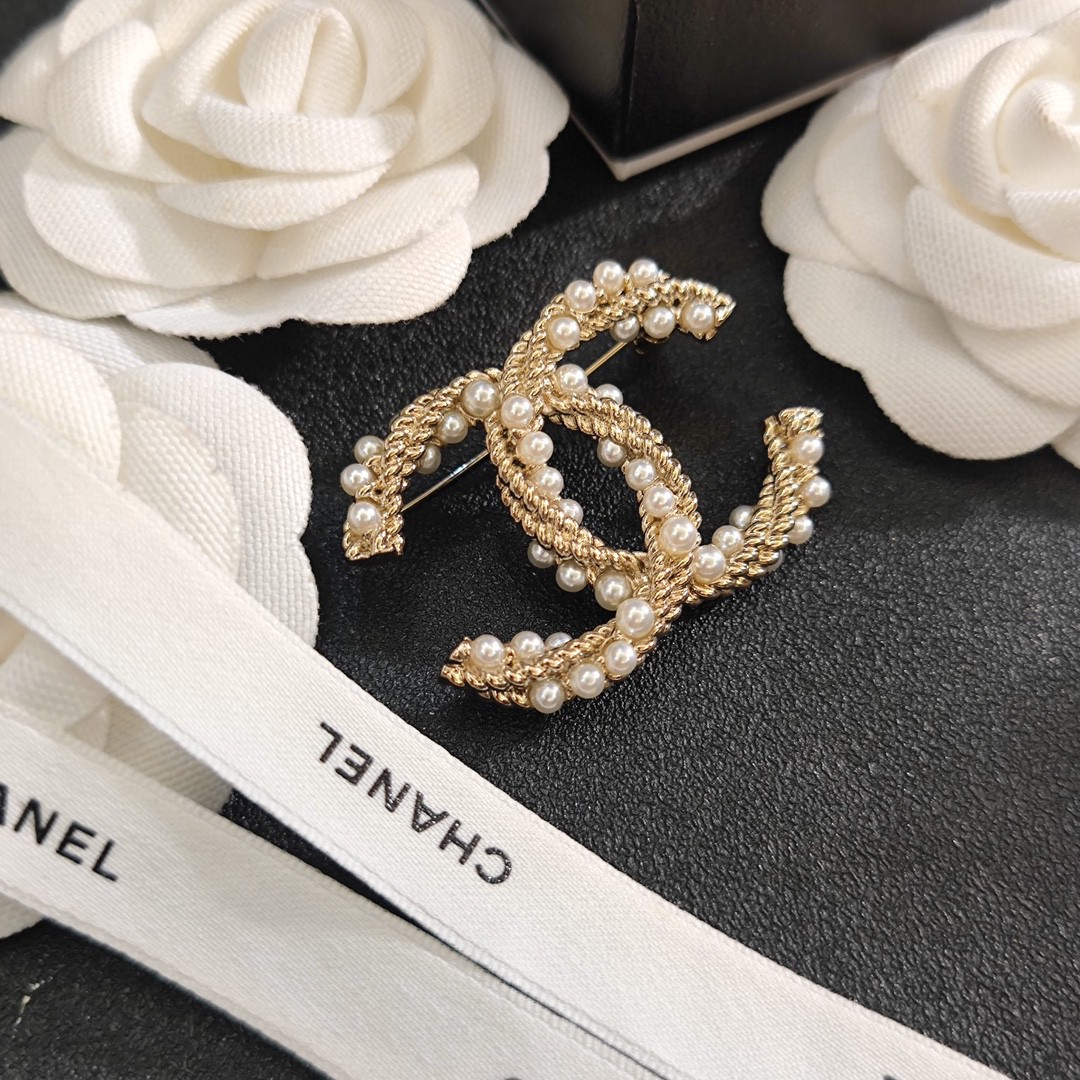 Chanel CHANEL 新款同步上新香奈儿纽绳珍珠胸针 是最懂女人的饰物 那些倾注了全部心血去做自己的女人