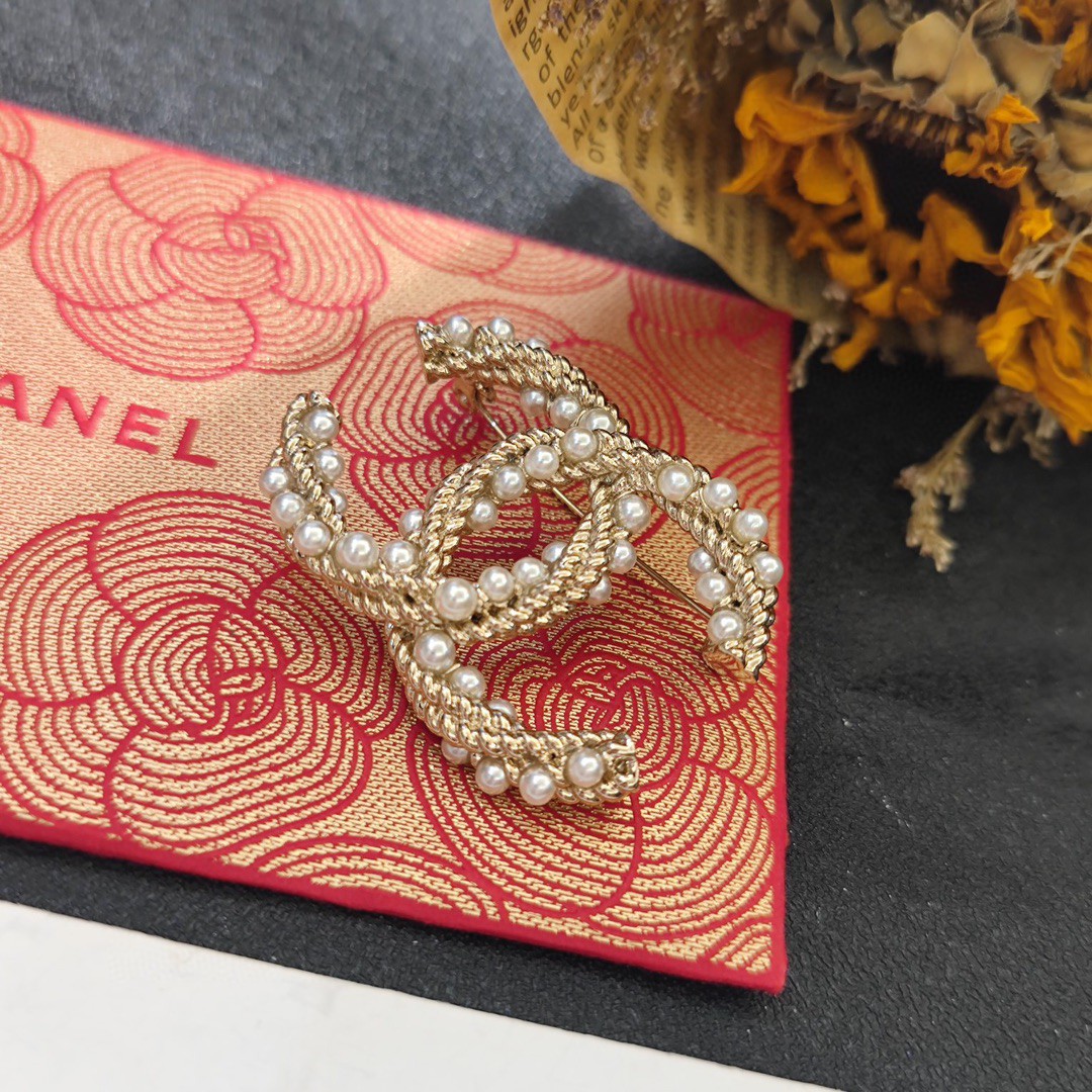 Chanel CHANEL 新款同步上新香奈儿纽绳珍珠胸针 是最懂女人的饰物 那些倾注了全部心血去做自己的女人