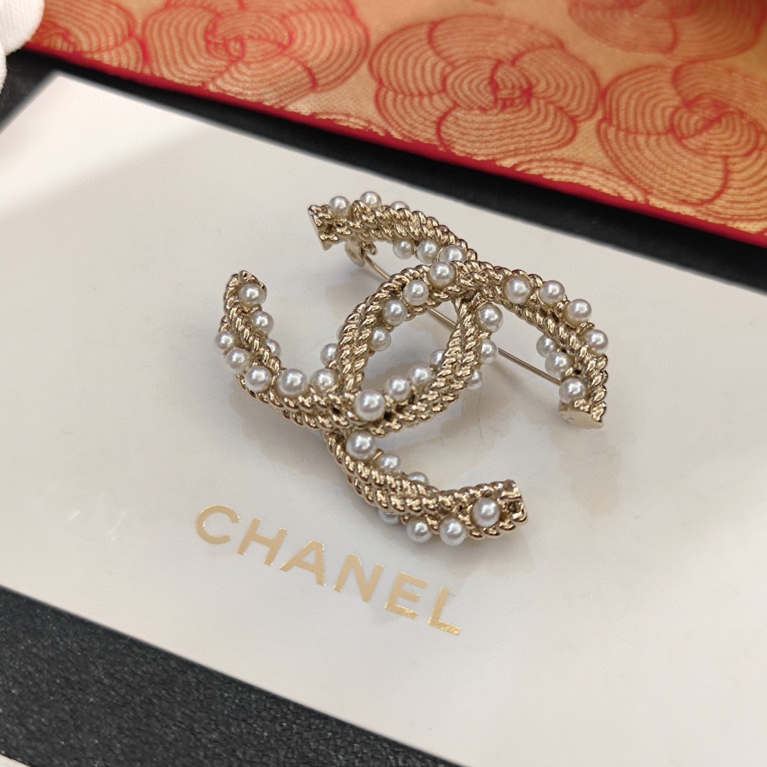 Chanel CHANEL 新款同步上新香奈儿纽绳珍珠胸针 是最懂女人的饰物 那些倾注了全部心血去做自己的女人