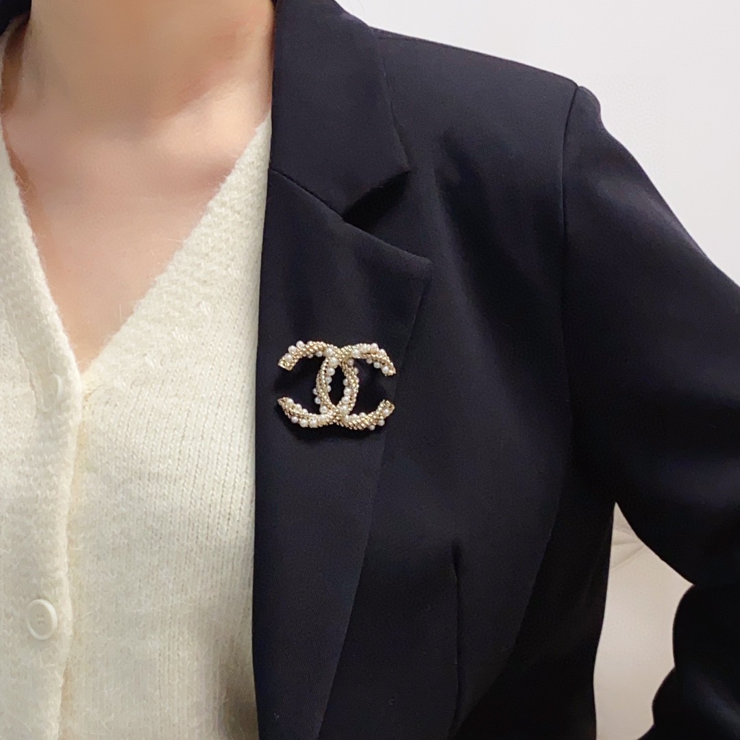 Chanel CHANEL 新款同步上新香奈儿纽绳珍珠胸针 是最懂女人的饰物 那些倾注了全部心血去做自己的女人