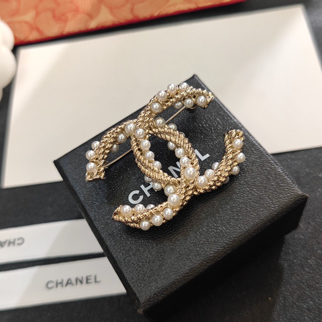 Chanel CHANEL 新款同步上新香奈儿纽绳珍珠胸针 是最懂女人的饰物 那些倾注了全部心血去做自己的女人