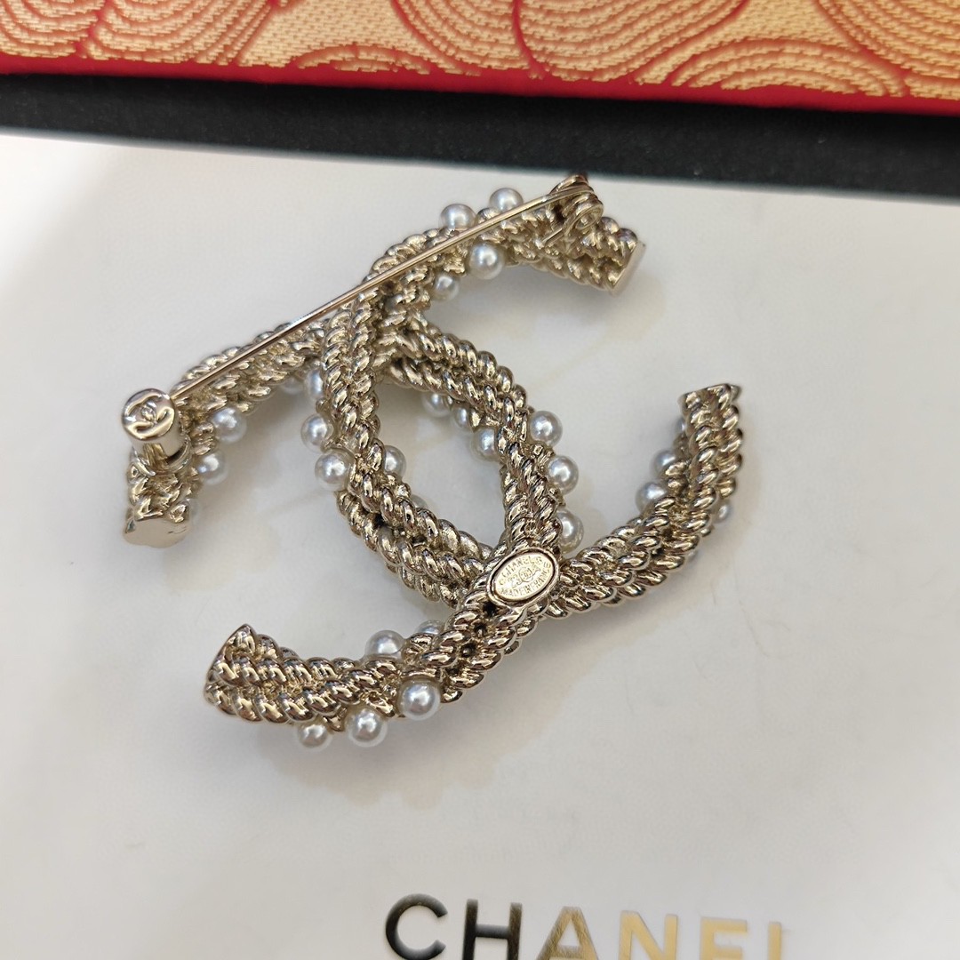 Chanel CHANEL 新款同步上新香奈儿纽绳珍珠胸针 是最懂女人的饰物 那些倾注了全部心血去做自己的女人