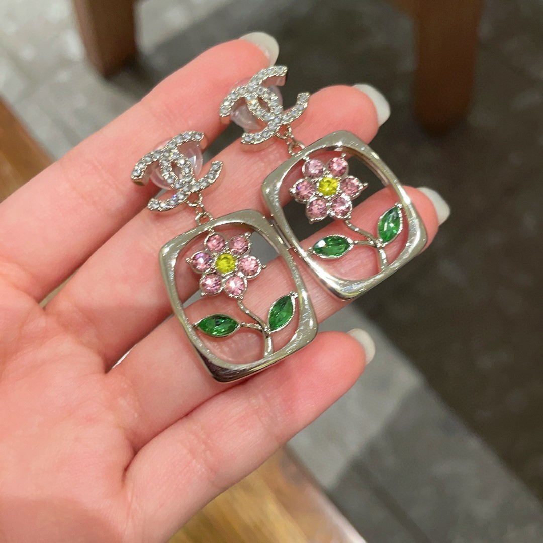 💘CHANEL香奈儿镂空水晶彩钻茶花字母组合耳环金色彩花透明耳环 明星同款😱时尚潮流 独特抢眼 超级无敌