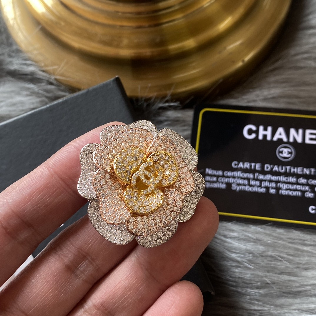 Chanel CHANEL 新款彩色山茶花香奈儿胸针 是最懂女人的饰物 那些倾注了全部心血去做自己的女人