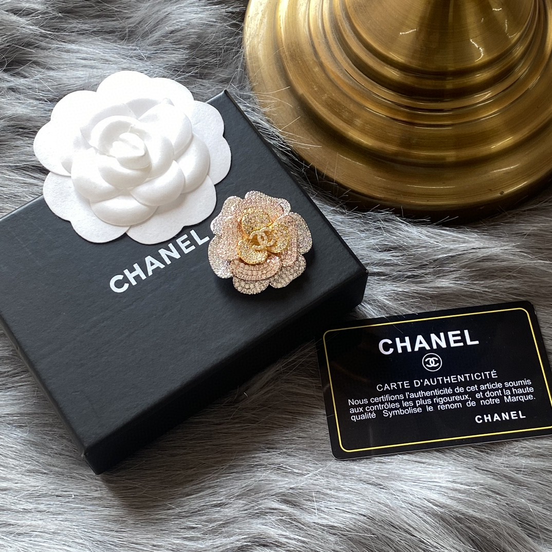 Chanel CHANEL 新款彩色山茶花香奈儿胸针 是最懂女人的饰物 那些倾注了全部心血去做自己的女人