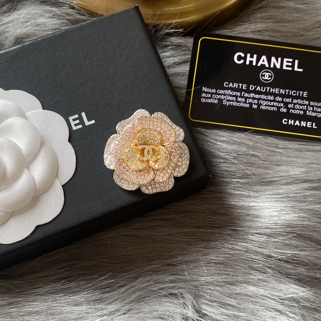 Chanel CHANEL 新款彩色山茶花香奈儿胸针 是最懂女人的饰物 那些倾注了全部心血去做自己的女人