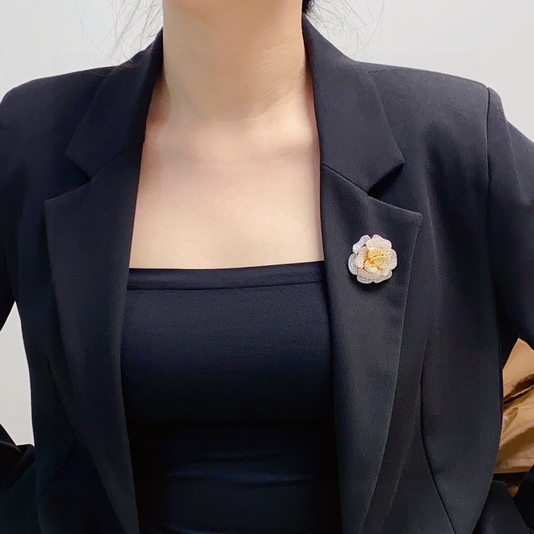 Chanel CHANEL 新款彩色山茶花香奈儿胸针 是最懂女人的饰物 那些倾注了全部心血去做自己的女人