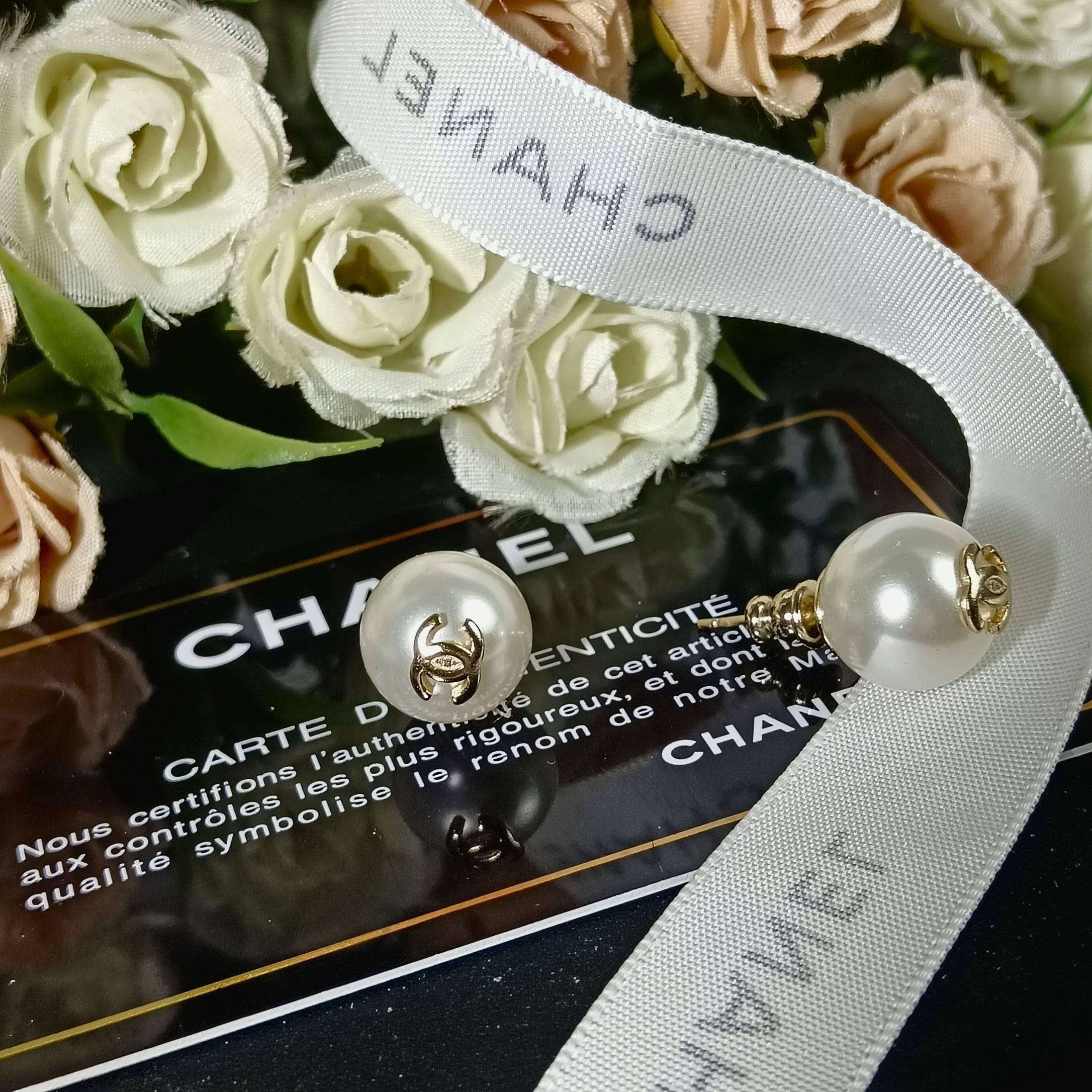 💘新款高货🥰Chanel 小香双C简约迷你小珍珠耳钉🌺原版清晰字印 这款耳环真的超级美👗看着设计简单👍但