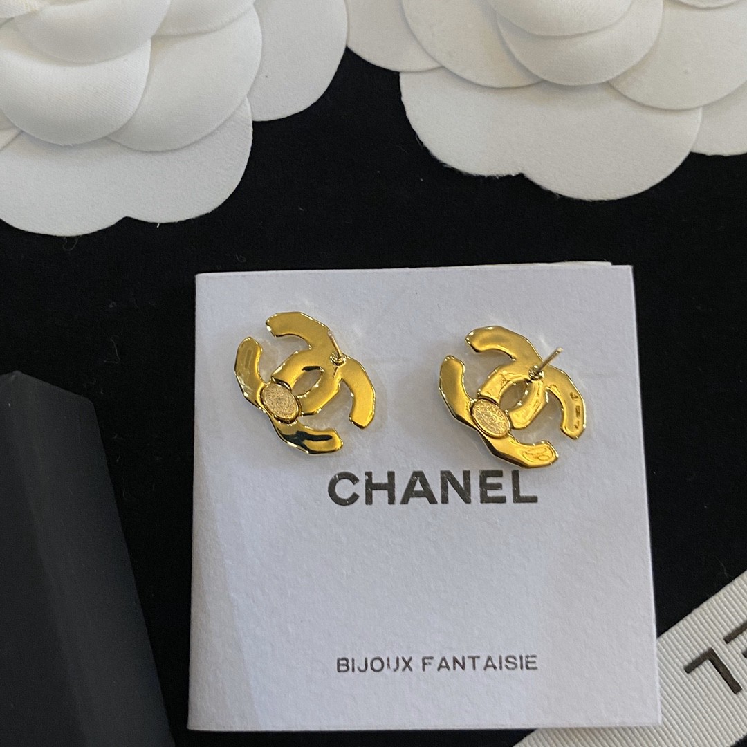 Chanel 卖疯了小香官网主推 精工版小香 最新 Chanel 精雕光面不规则字母耳钉耳环 字母新款