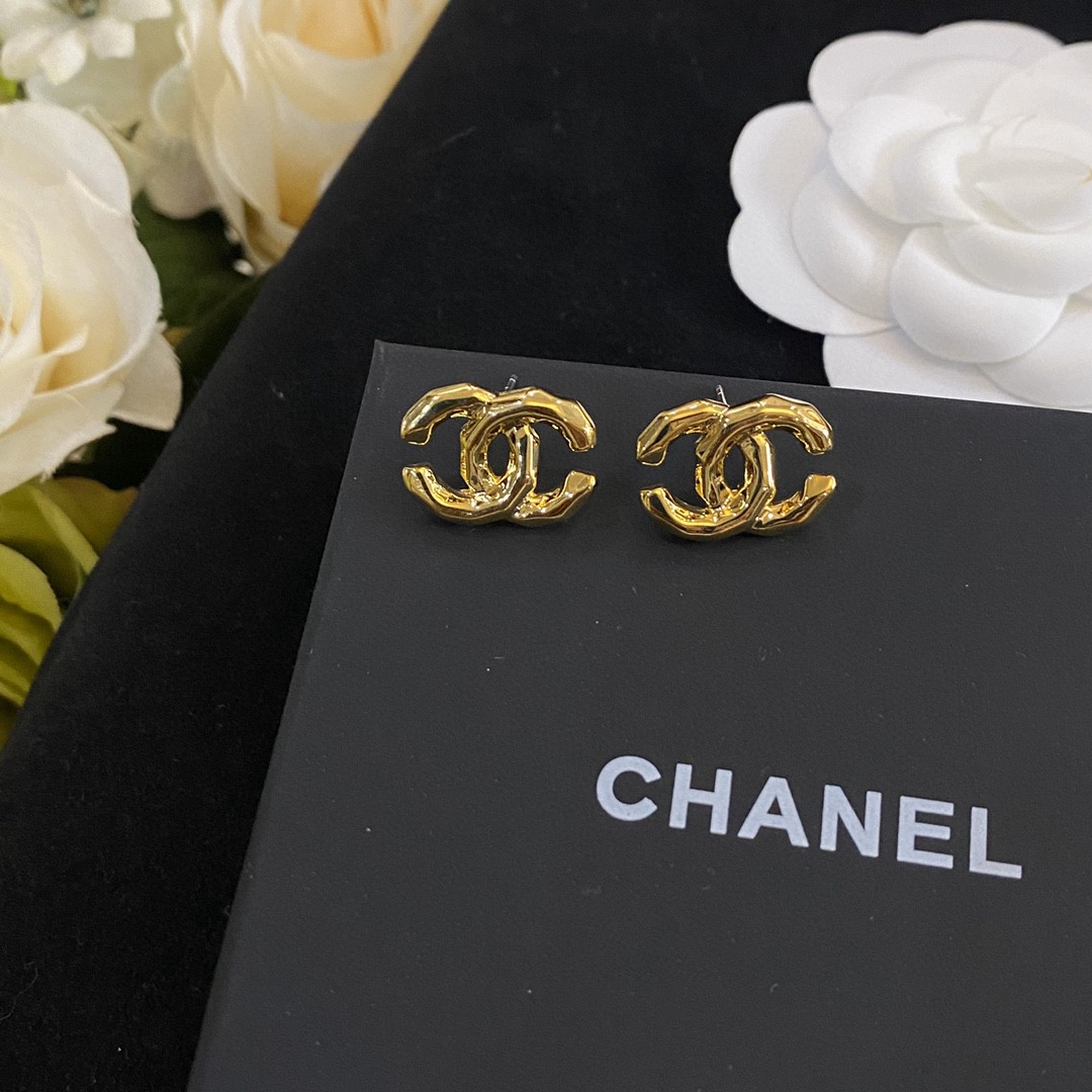 Chanel 卖疯了小香官网主推 精工版小香 最新 Chanel 精雕光面不规则字母耳钉耳环 字母新款