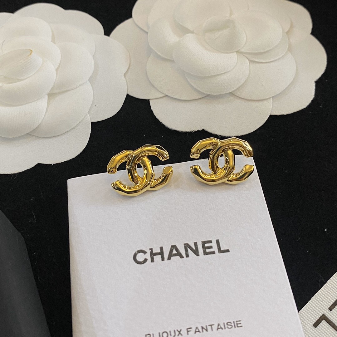 Chanel 卖疯了小香官网主推 精工版小香 最新 Chanel 精雕光面不规则字母耳钉耳环 字母新款
