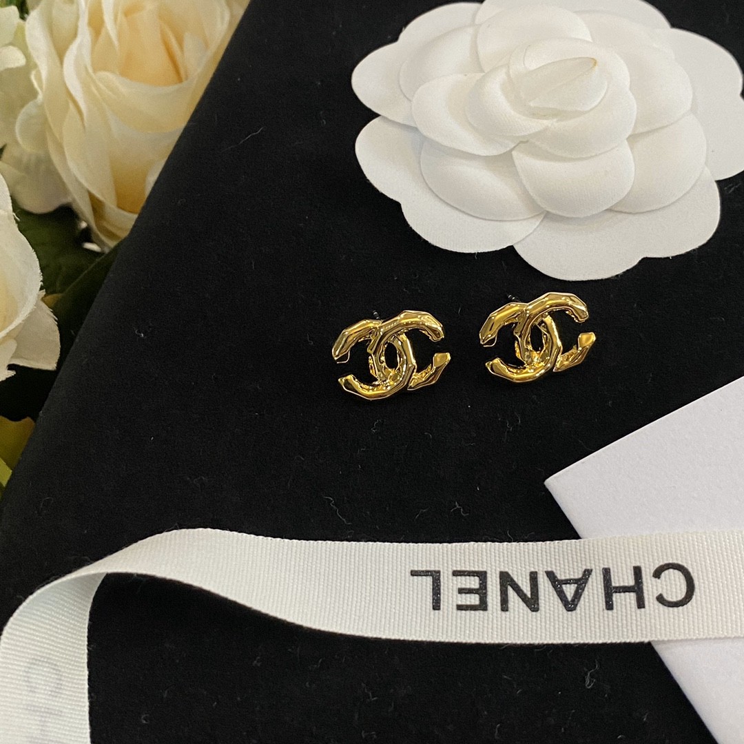Chanel 卖疯了小香官网主推 精工版小香 最新 Chanel 精雕光面不规则字母耳钉耳环 字母新款