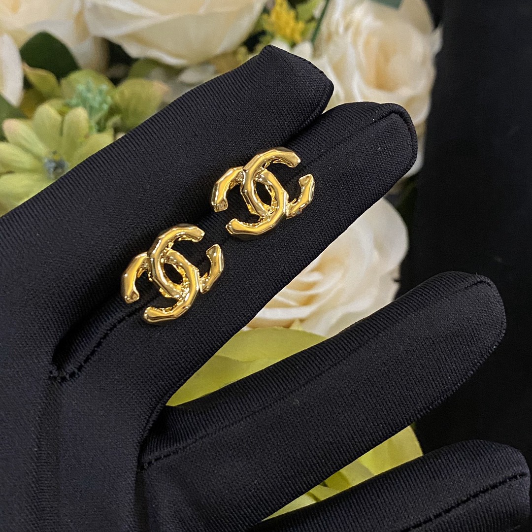 Chanel 卖疯了小香官网主推 精工版小香 最新 Chanel 精雕光面不规则字母耳钉耳环 字母新款