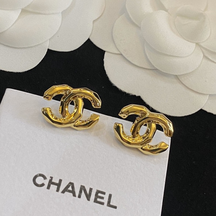 Chanel 卖疯了小香官网主推 精工版小香 最新 Chanel 精雕光面不规则字母耳钉耳环 字母新款