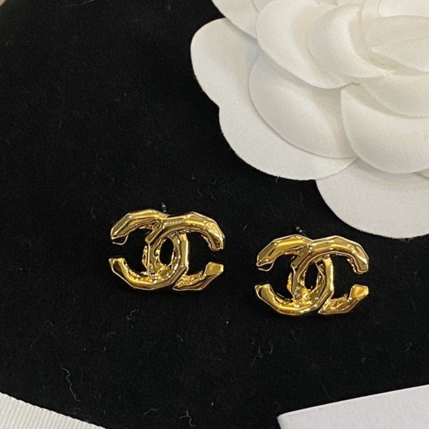 Chanel 卖疯了小香官网主推 精工版小香 最新 Chanel 精雕光面不规则字母耳钉耳环 字母新款