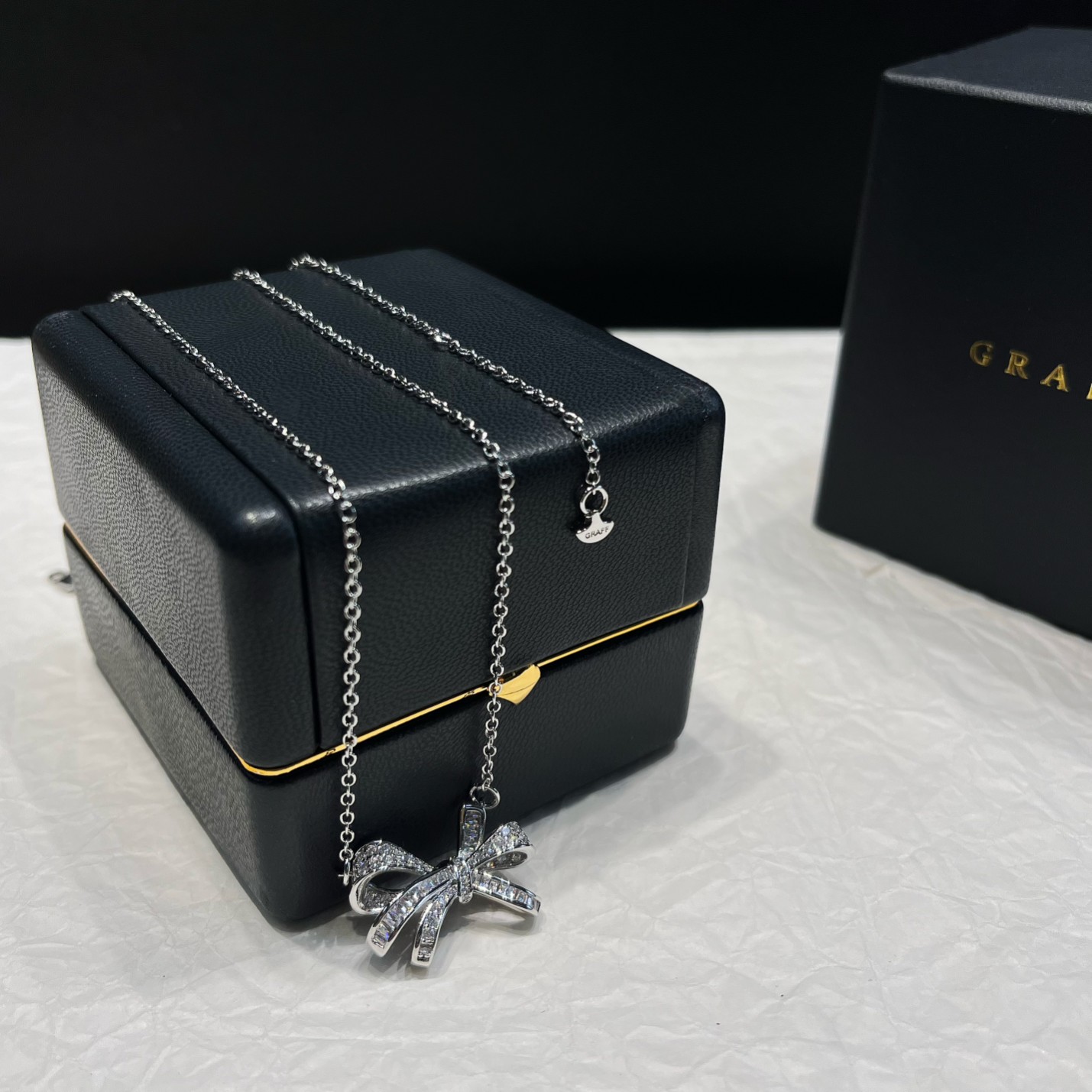 “High-End Custom Gold Necklace with Sapphire from Graf’s Sunburst Jewelry Series: Refined Micro-Engineered Elegance” - 图片 3