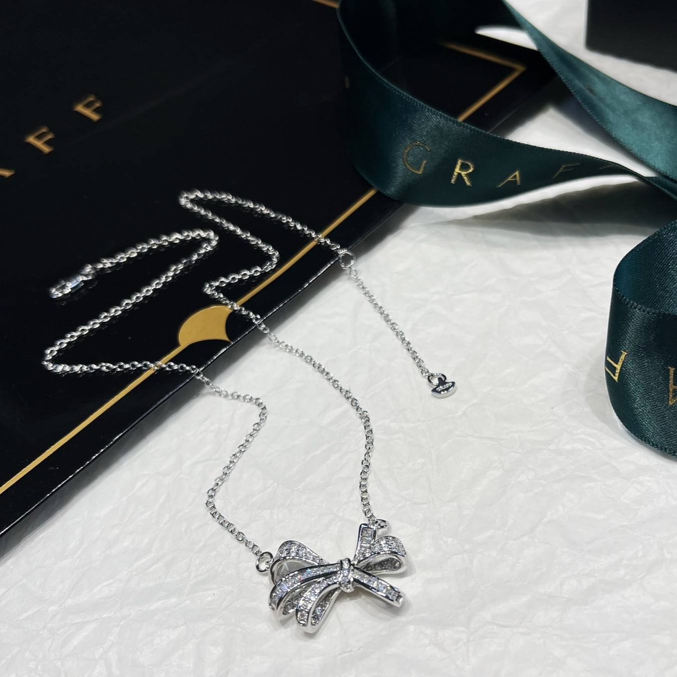 “High-End Custom Gold Necklace with Sapphire from Graf’s Sunburst Jewelry Series: Refined Micro-Engineered Elegance” - 图片 4