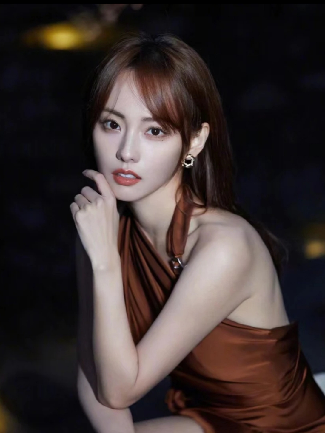 ❤️115包邮/原单代购级别
💘V金材质 镂空茶花耳钉 ✨好看的饰品不少，让人怦然心动的款式不多🌹🌹一见倾心的伯爵镂空玫瑰花耳钉，美的不可方物🌹层层叠加，美到窒息！❤️❤️生活 需要一点点亮眼的色彩，整个人马上出彩！佩戴方便舒适💎