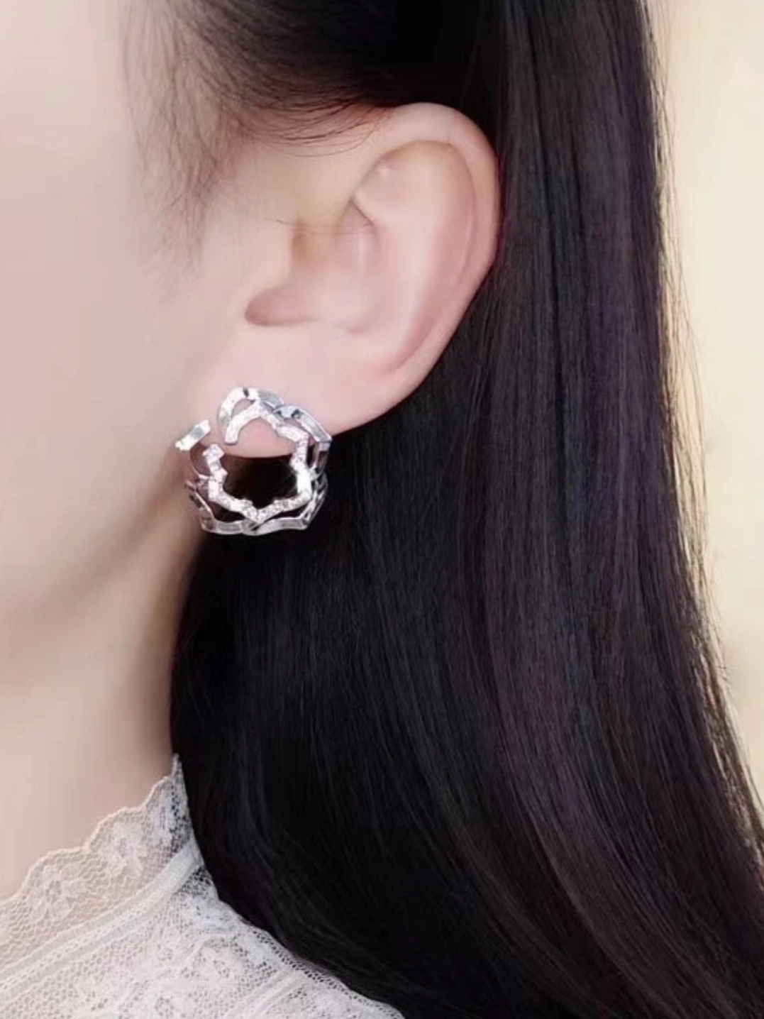 ❤️115包邮/原单代购级别
💘V金材质 镂空茶花耳钉 ✨好看的饰品不少，让人怦然心动的款式不多🌹🌹一见倾心的伯爵镂空玫瑰花耳钉，美的不可方物🌹层层叠加，美到窒息！❤️❤️生活 需要一点点亮眼的色彩，整个人马上出彩！佩戴方便舒适💎