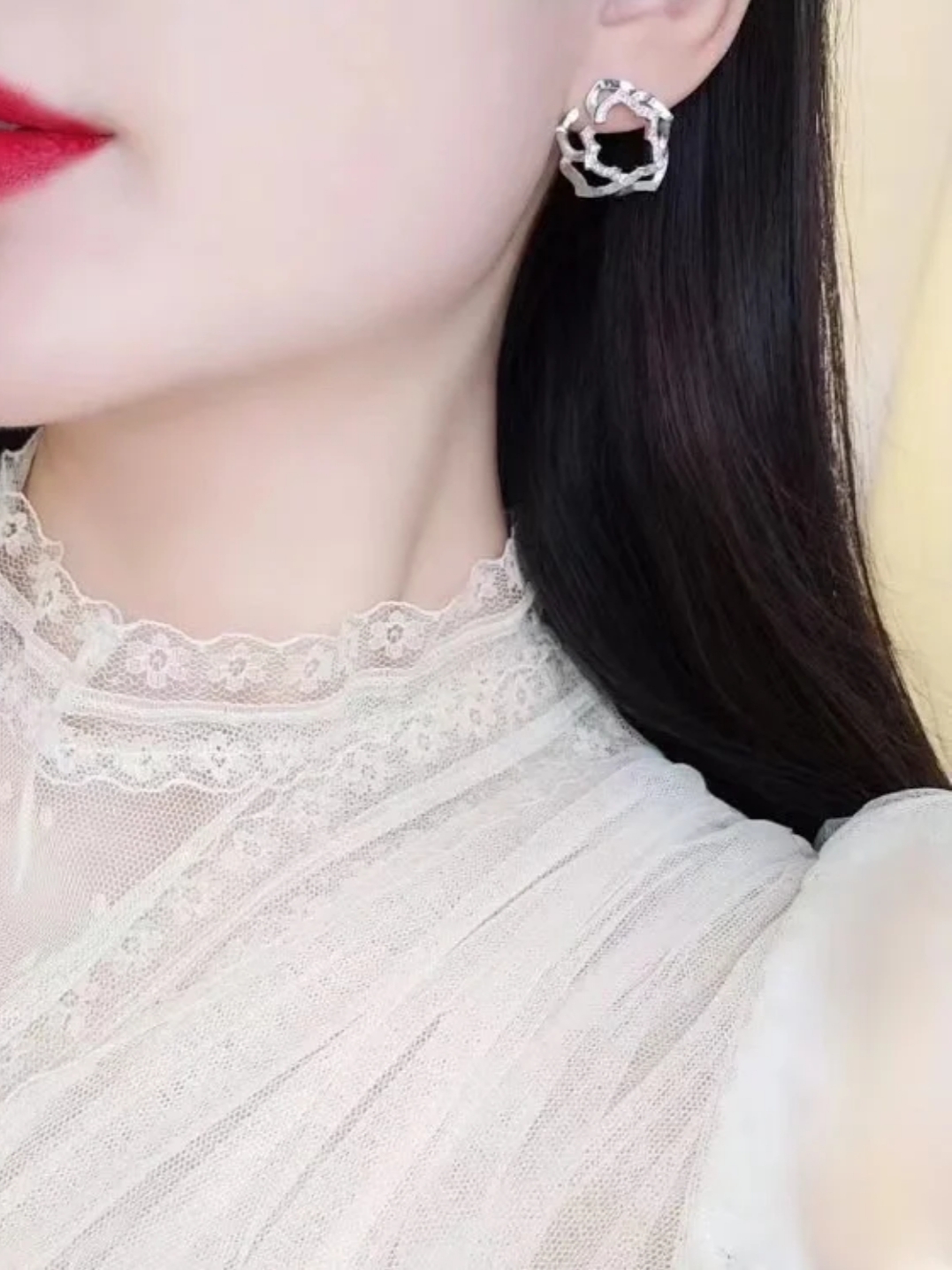 ❤️115包邮/原单代购级别
💘V金材质 镂空茶花耳钉 ✨好看的饰品不少，让人怦然心动的款式不多🌹🌹一见倾心的伯爵镂空玫瑰花耳钉，美的不可方物🌹层层叠加，美到窒息！❤️❤️生活 需要一点点亮眼的色彩，整个人马上出彩！佩戴方便舒适💎