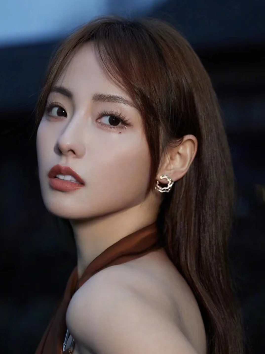 ❤️115包邮/原单代购级别
💘V金材质 镂空茶花耳钉 ✨好看的饰品不少，让人怦然心动的款式不多🌹🌹一见倾心的伯爵镂空玫瑰花耳钉，美的不可方物🌹层层叠加，美到窒息！❤️❤️生活 需要一点点亮眼的色彩，整个人马上出彩！佩戴方便舒适💎