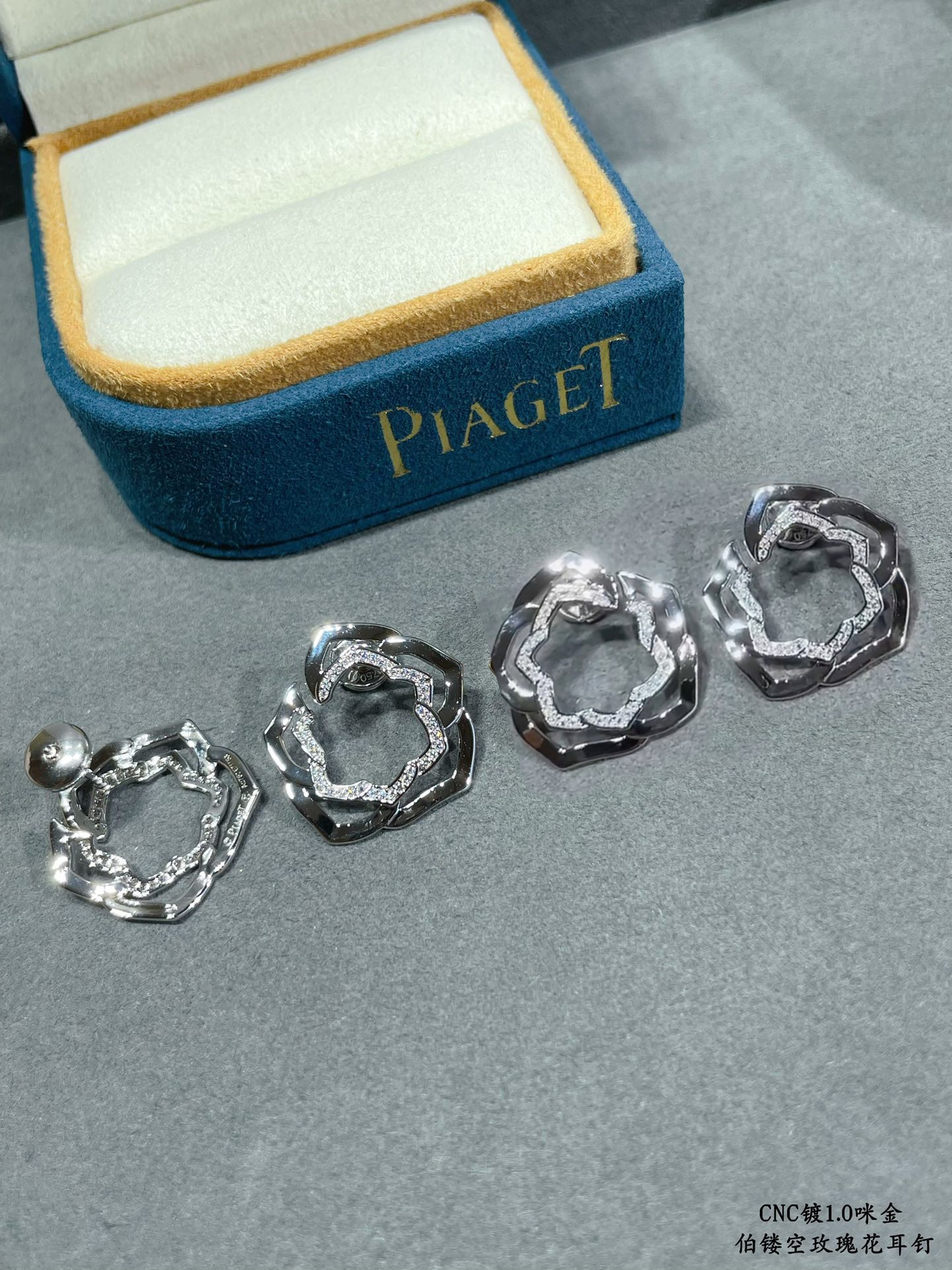 ❤️115包邮/原单代购级别
💘V金材质 镂空茶花耳钉 ✨好看的饰品不少，让人怦然心动的款式不多🌹🌹一见倾心的伯爵镂空玫瑰花耳钉，美的不可方物🌹层层叠加，美到窒息！❤️❤️生活 需要一点点亮眼的色彩，整个人马上出彩！佩戴方便舒适💎