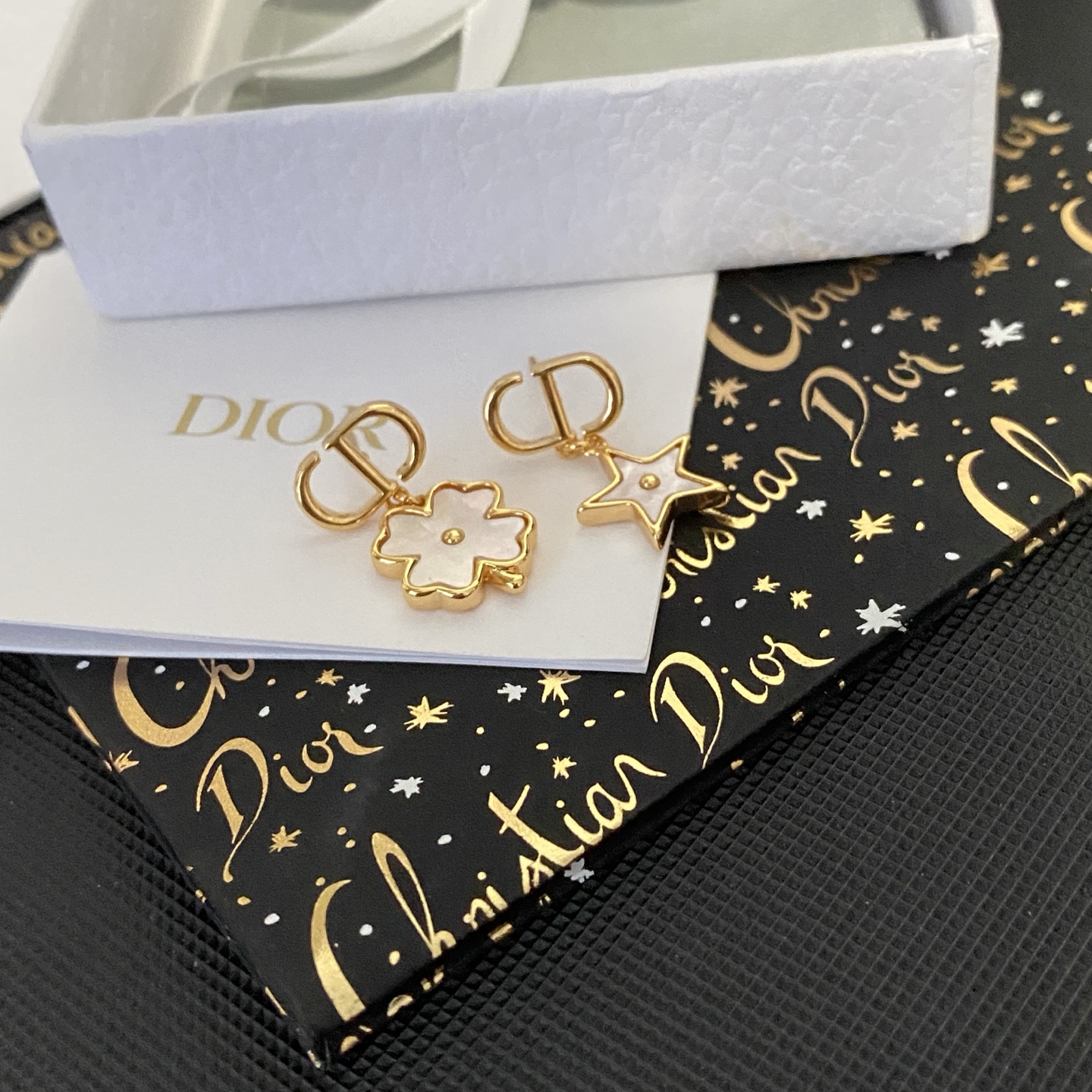 Dior Dior新款CD吊四叶草白贝母星星耳环26Cruise新款系列