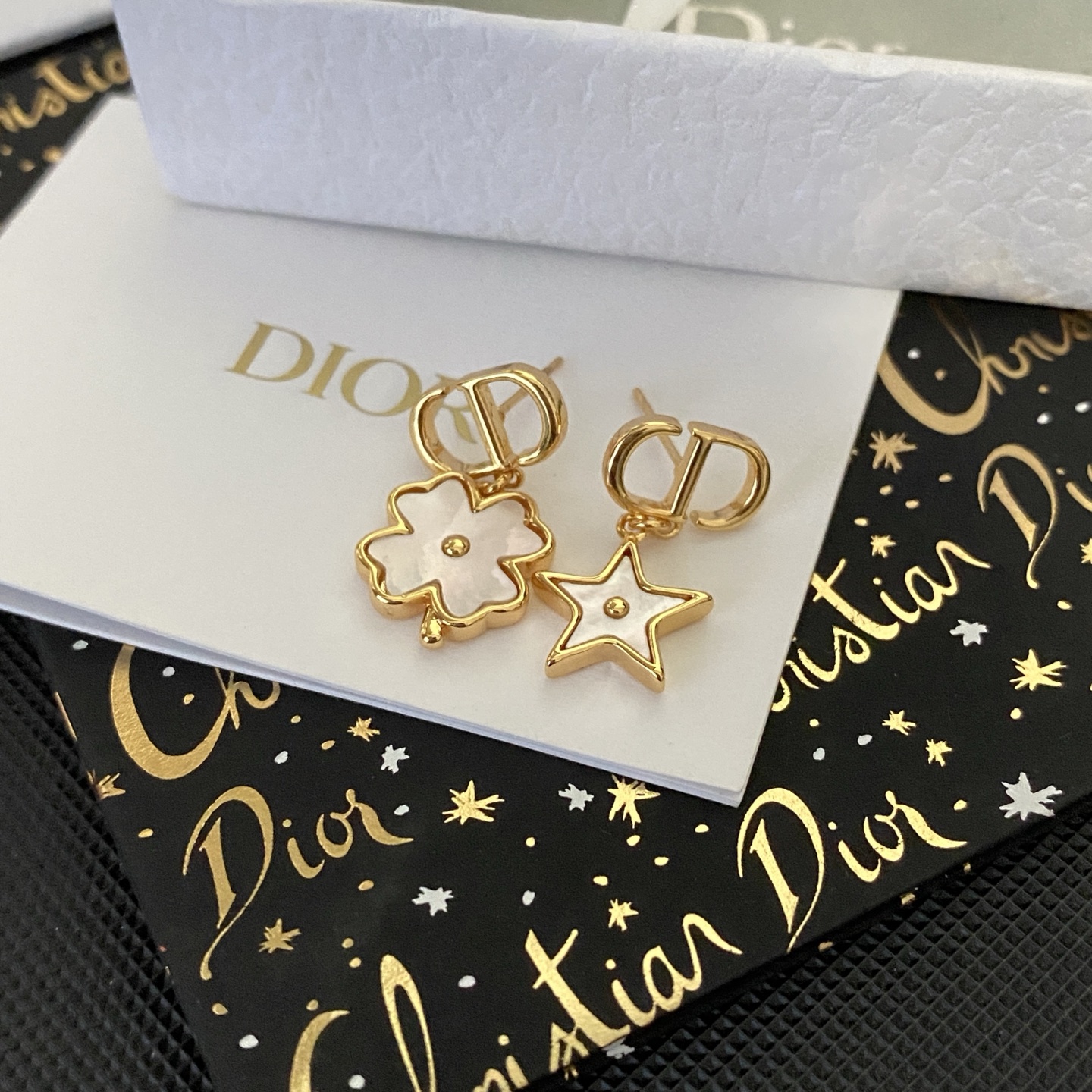 Dior Dior新款CD吊四叶草白贝母星星耳环26Cruise新款系列