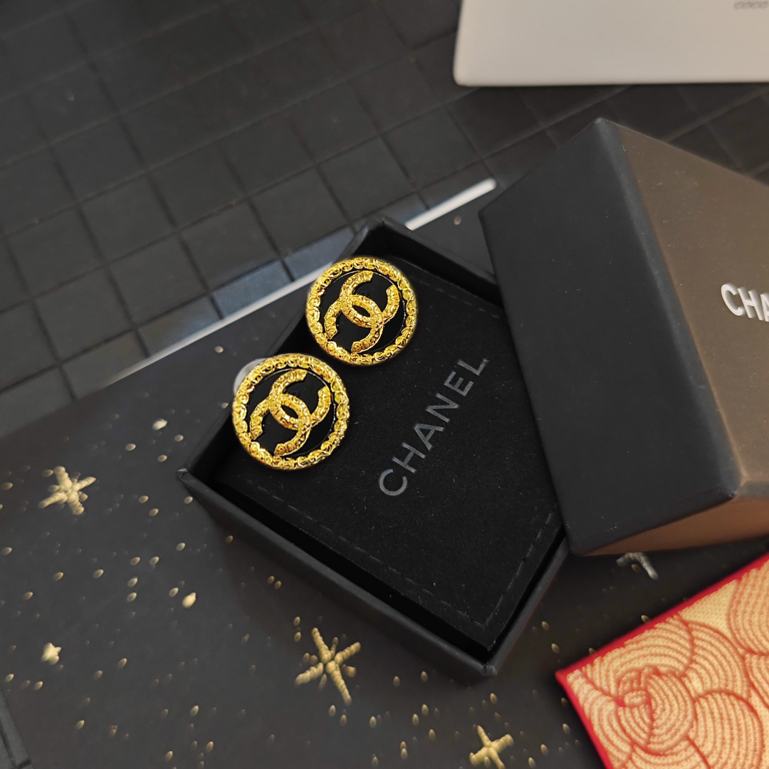 Chanel 抢手好货快 Chanel香家 最新款黑玛瑙圆环耳钉耳环 logo字印 非常不错的款式推荐