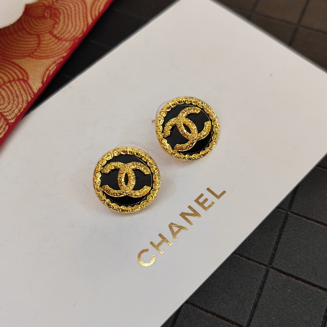 Chanel 抢手好货快 Chanel香家 最新款黑玛瑙圆环耳钉耳环 logo字印 非常不错的款式推荐