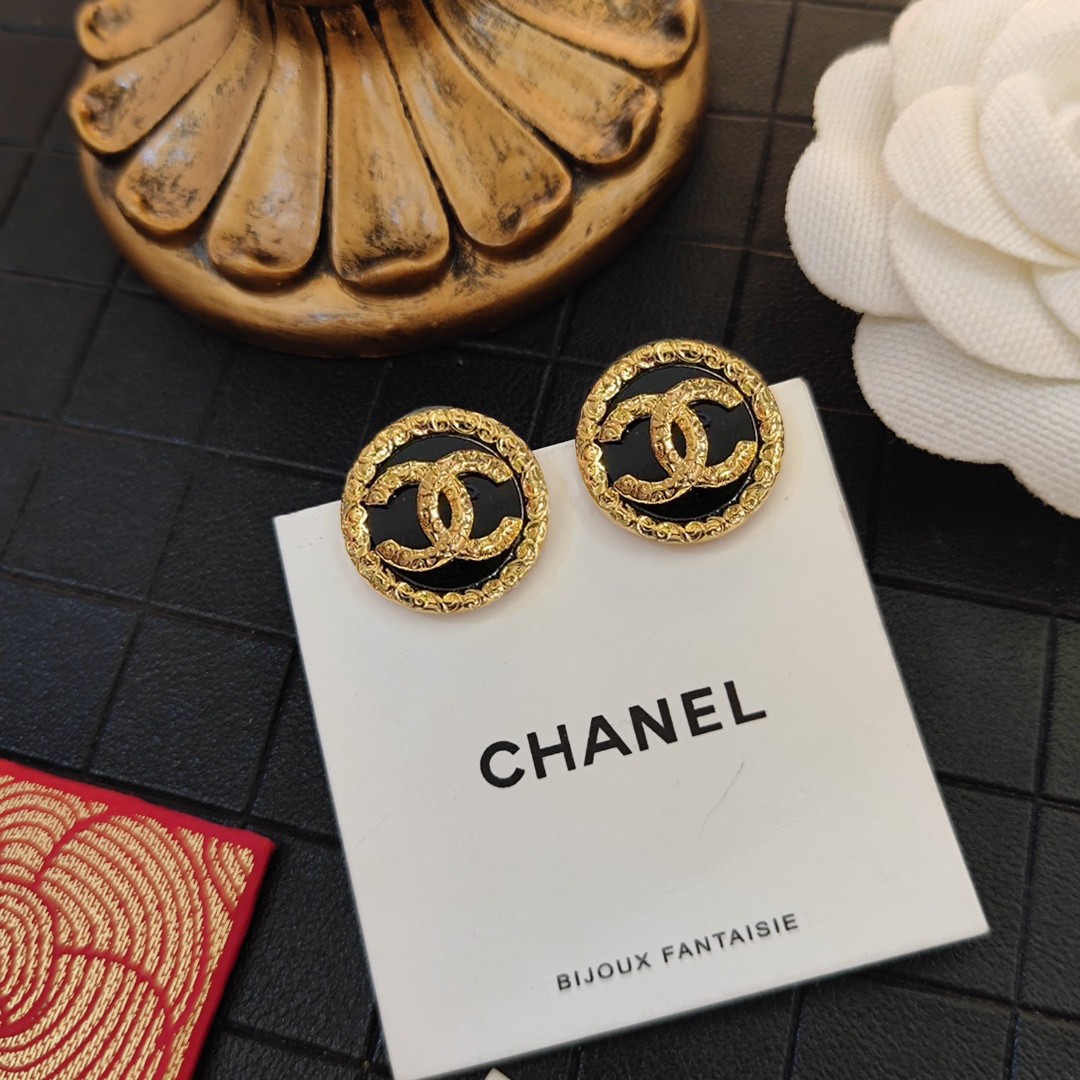 Chanel 抢手好货快 Chanel香家 最新款黑玛瑙圆环耳钉耳环 logo字印 非常不错的款式推荐